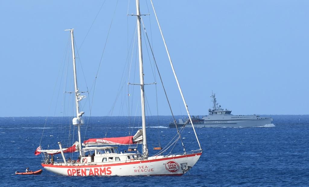 El Open Arms lleva dos semanas en el Mediterráneo esperando a que algún país europeo le ofrezca un puerto y tiene a bordo a 147 migrantes. Reuters