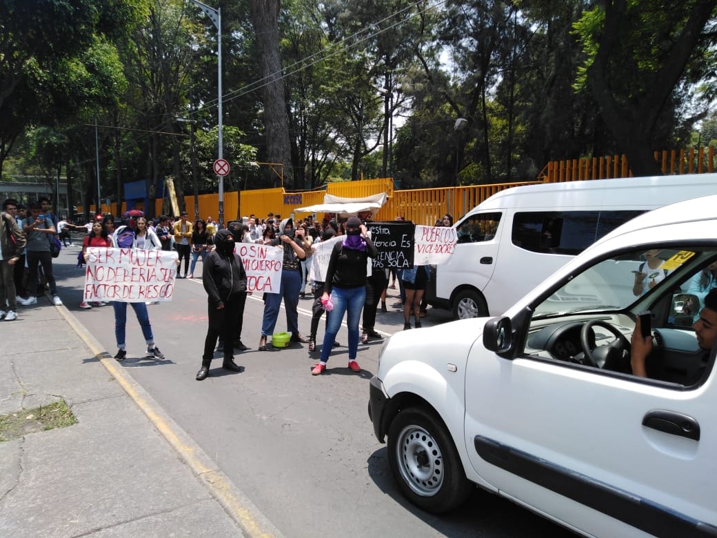 Protesta en las inmediaciones del CCH Azcapotzalco. (Tomado de Comencemos)