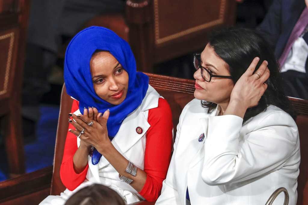 Rashida Tlaib y Ilhan Omar forman parte de “El Escuadrón” de congresistas de minoría étnica al que Trump ataca constantemente. AP