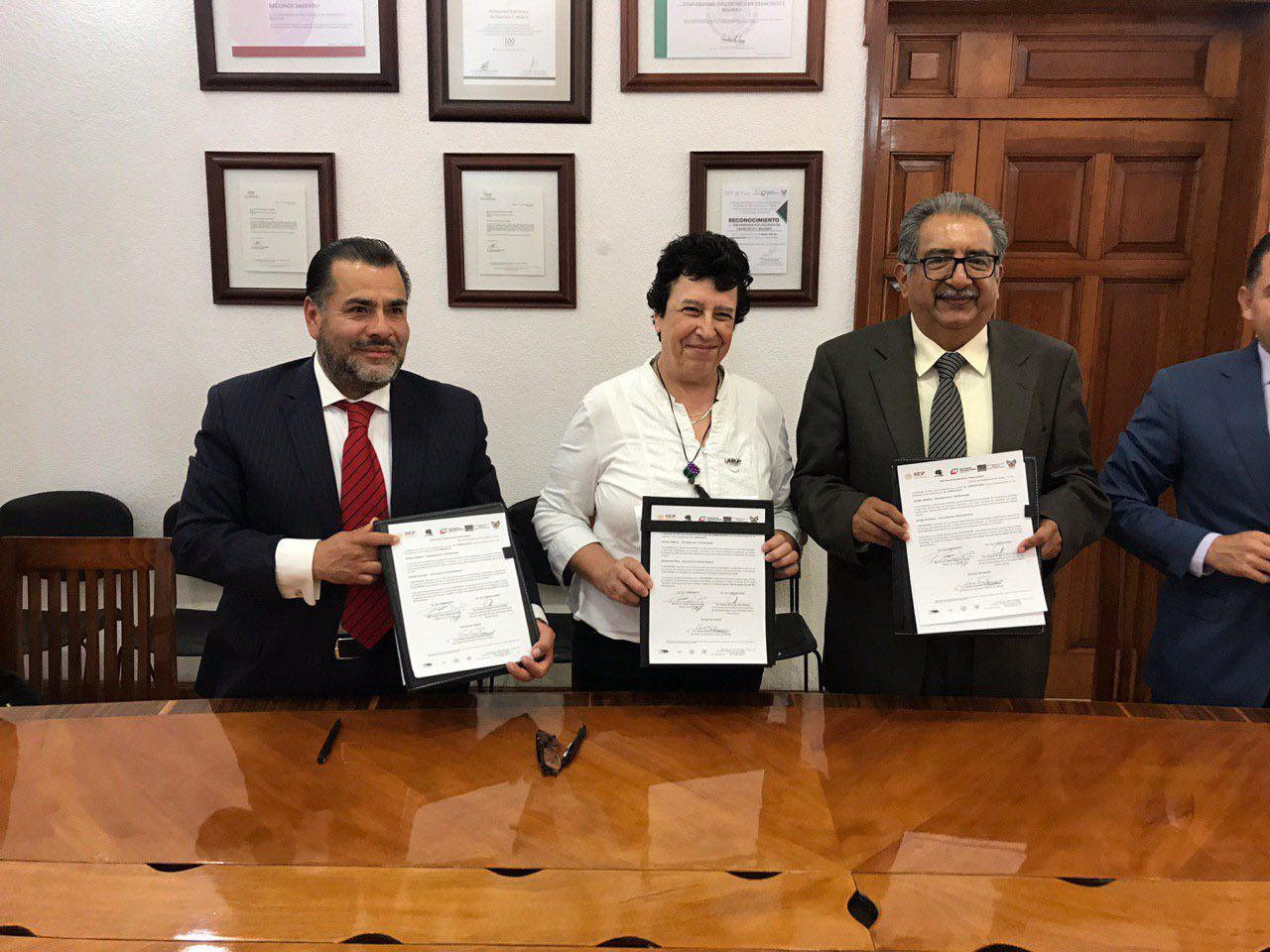 Representantes de la SEP Hidalgo y el Gobierno de México en la firma de comodato. (Cortesía)