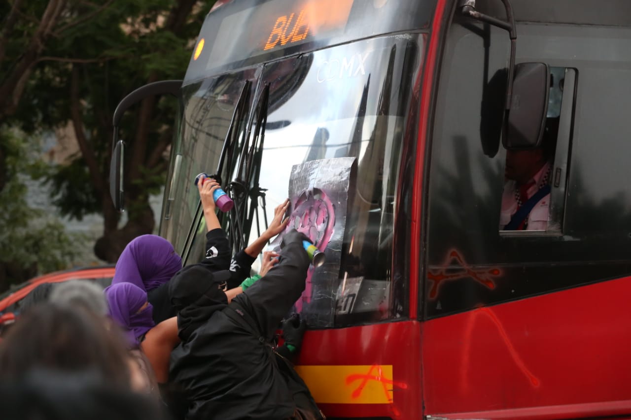El pasado 12 de agosto las feministas realizaron pintas y rompieron vidrios en las instalaciones de la PGJ por la violación de los policías a la menor