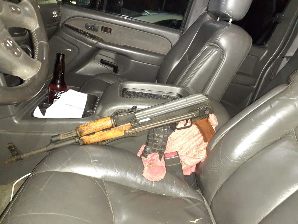Al momento de realizar la revisión, los policías le encontraron un arma. Especial.