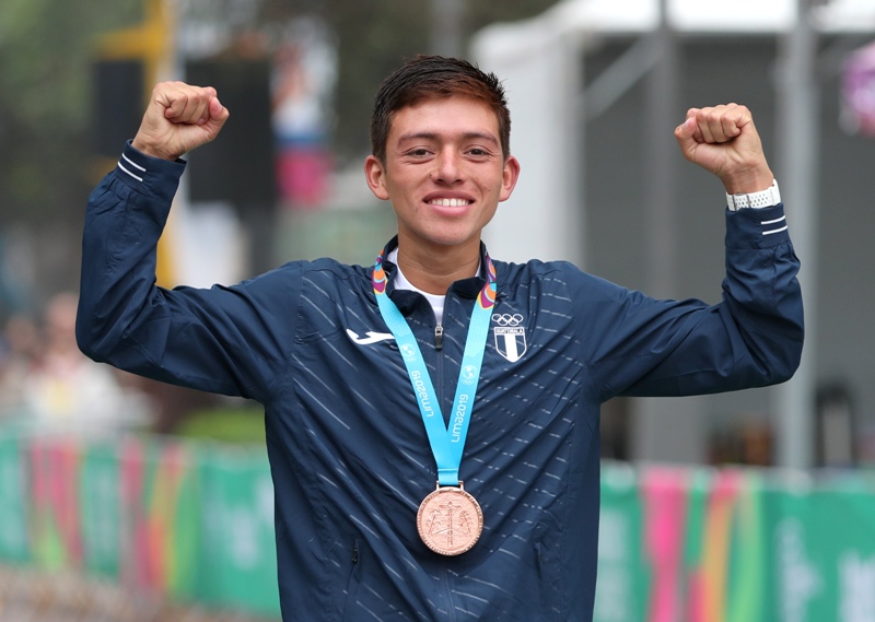 Alejandro Barrondo le otorga medalla de bronce a su mamá (Reuters)