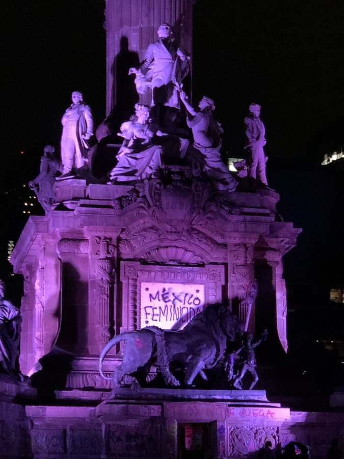 El Ángel de la Independencia se llenó de pintas después que se moviera la marcha feminista sobre Reforma. (@ThespianArtist)