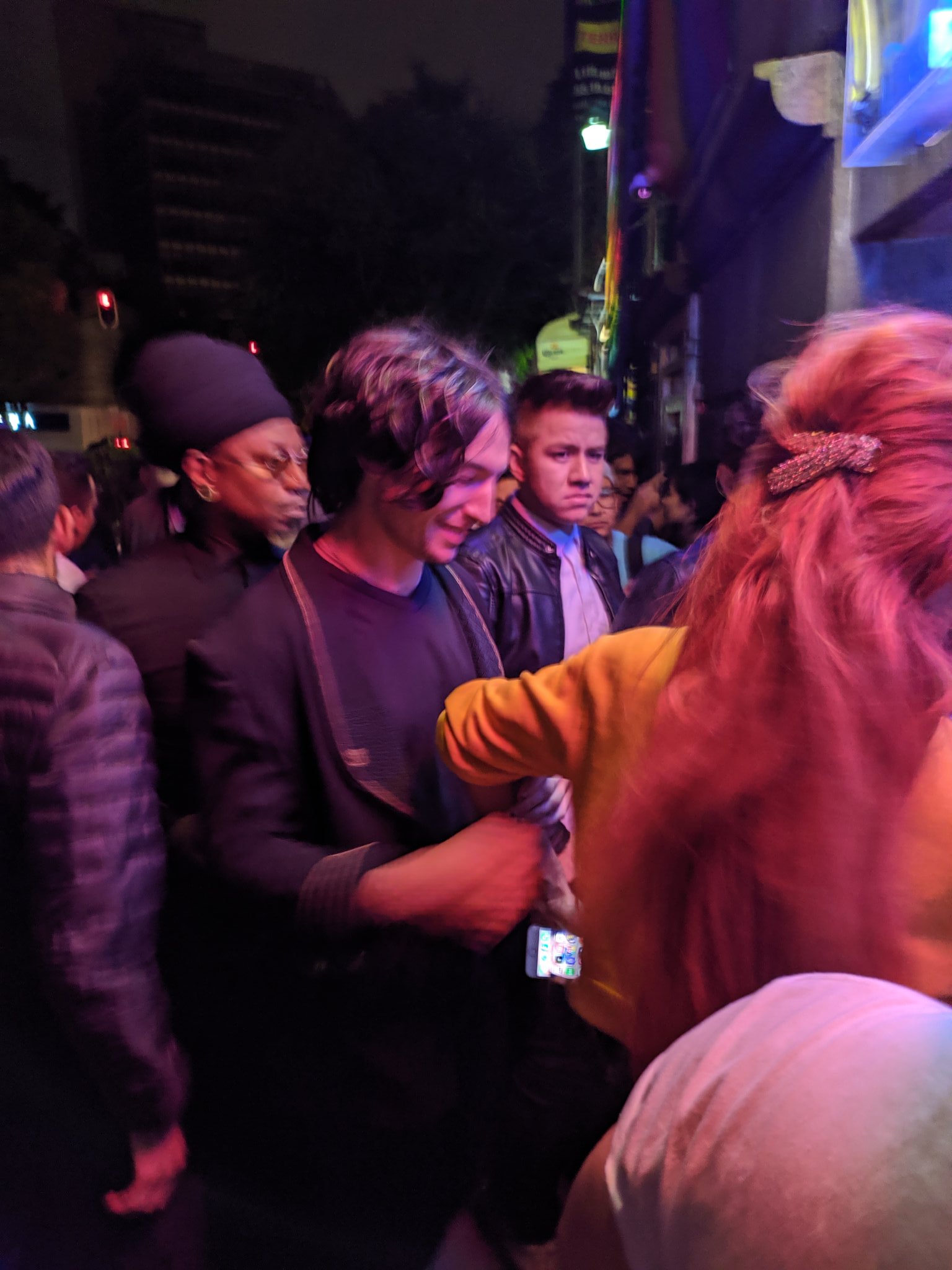 Ezra Miller regresa a México para perrear (Twitter).