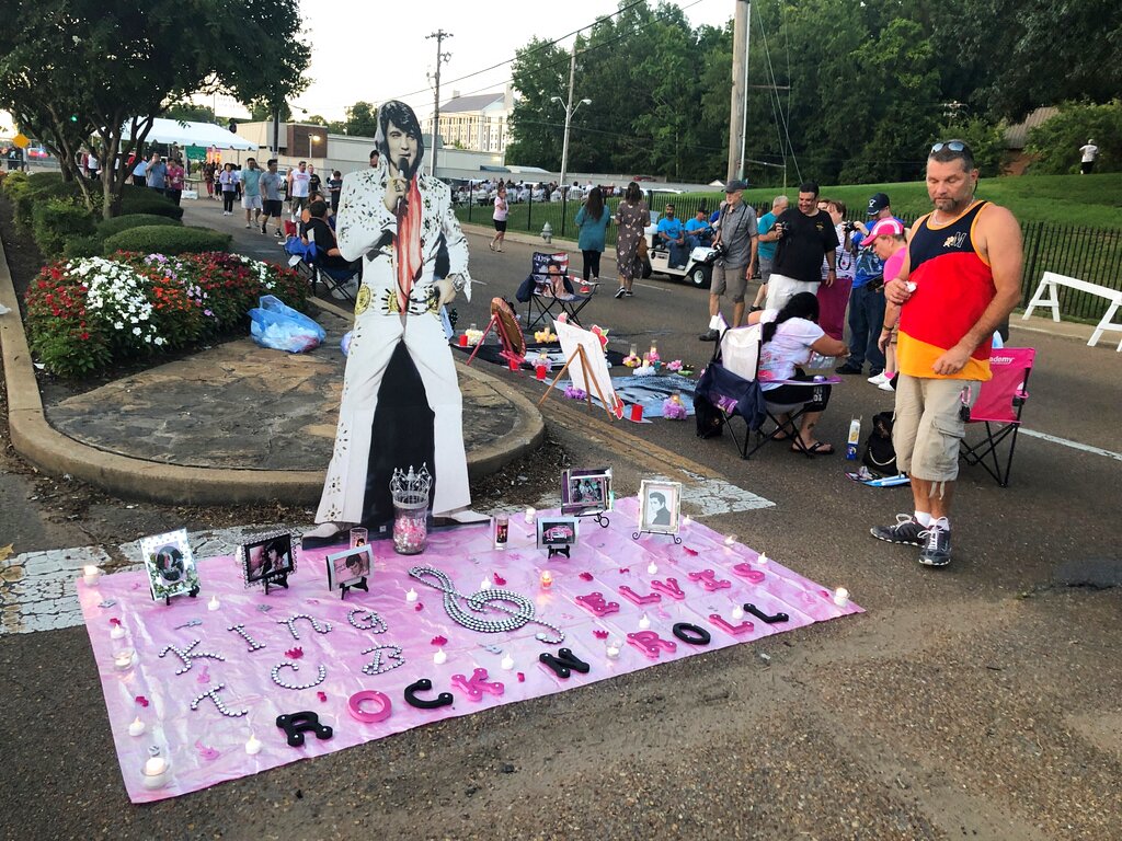 Fans visitan tumba de Elvis Presley a 42 años de su muerte (AP).