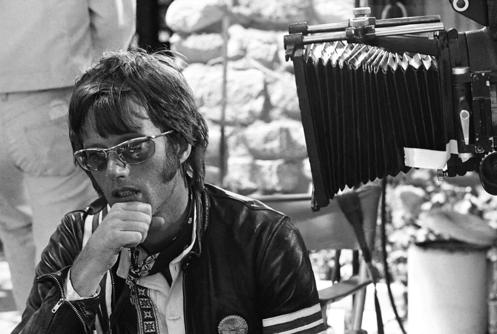 En esta foto de archivo del 28 de junio de 1969, el actor Peter Fonda dice que habla "solo para sí mismo" durante una entrevista (AP).