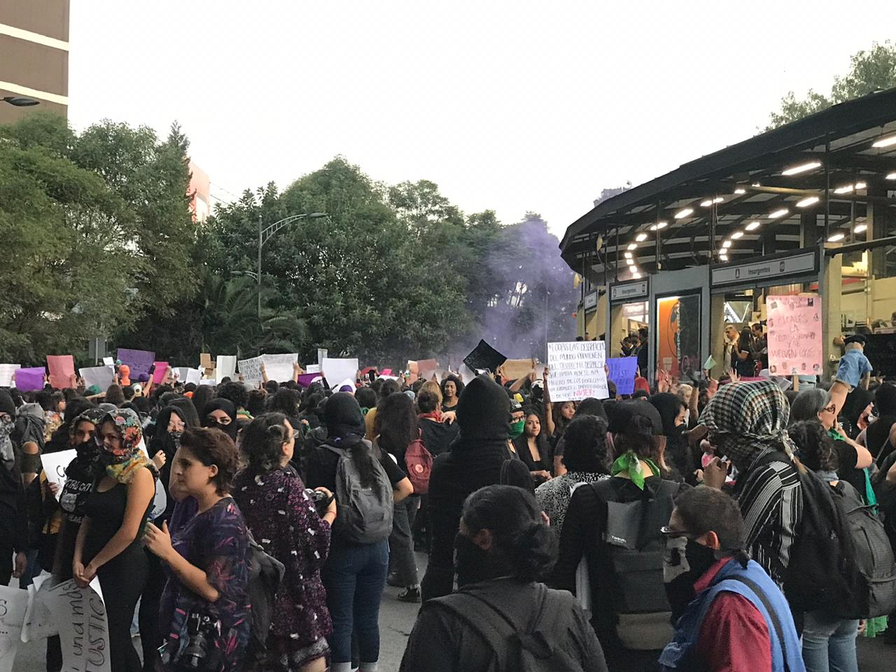 La marcha feminista aún sigue dentro de la Glorieta de los Insurgentes, con posible dirección al Zócalo. (Melissa Del Pozo)