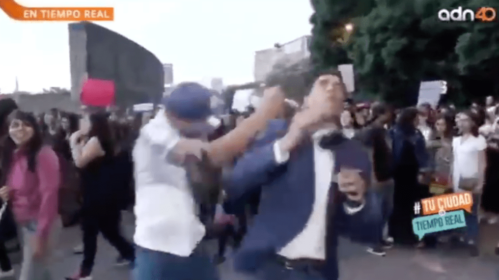 Un reportero fue agredido durante la manifestación en pro de los derechos de las mujeres este viernes.
