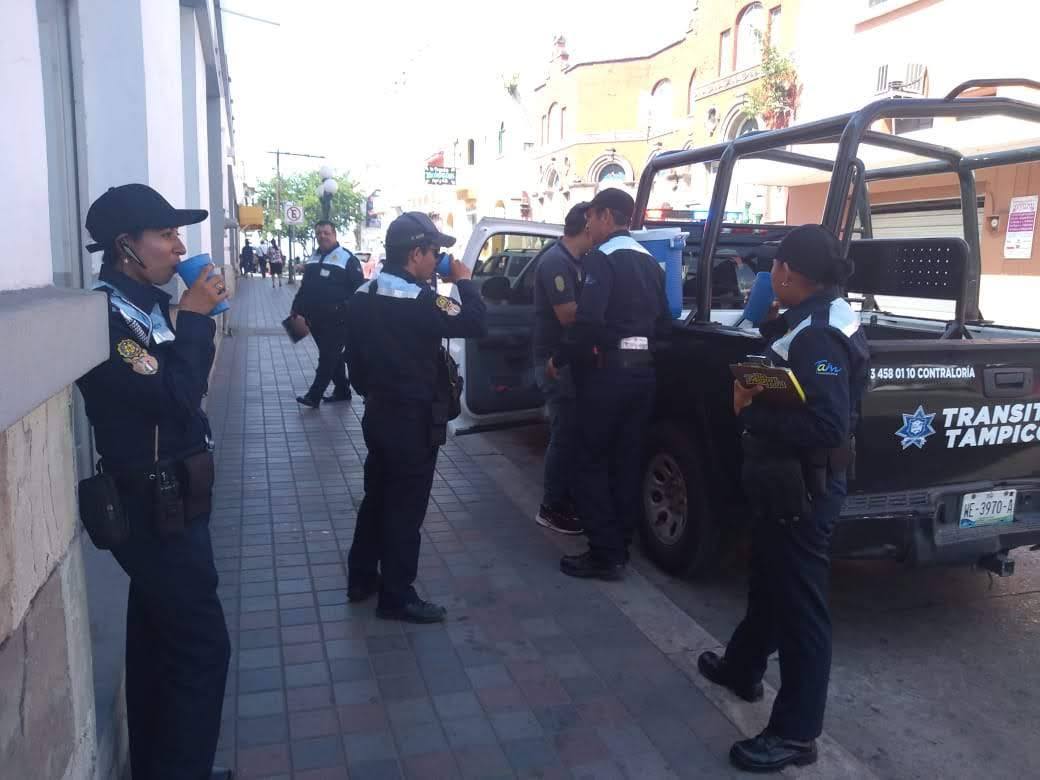 Los agentes de Tránsito reciben esta bebida dos veces al día (Foto/Sandra Sosa)