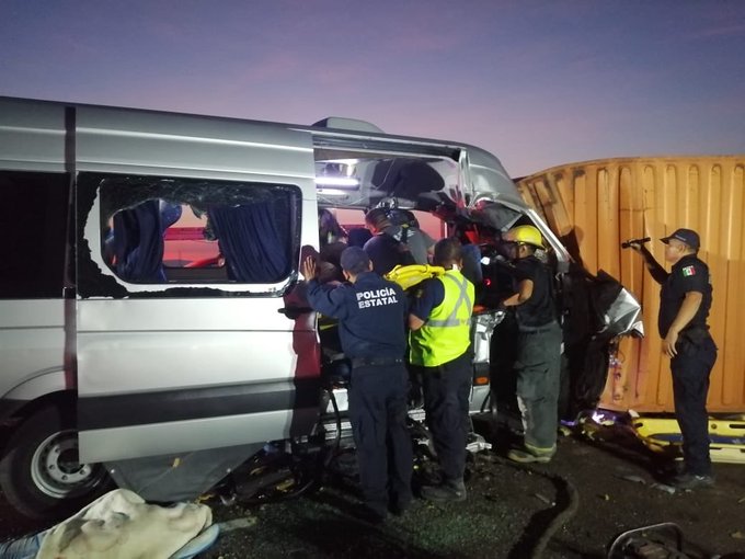 Una camioneta en la que viajaban turistas se estrelló contra un contenedor que se desprendió de un tráiler. (Especial)