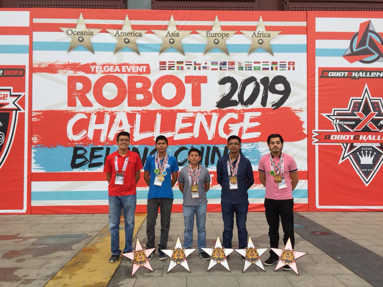 Estudiantes de Poza Rica ganaron cinco medallas de plata y bronce en la competencia internacional de Robótica Robotchallenge 2019. (Fanny Miranda)