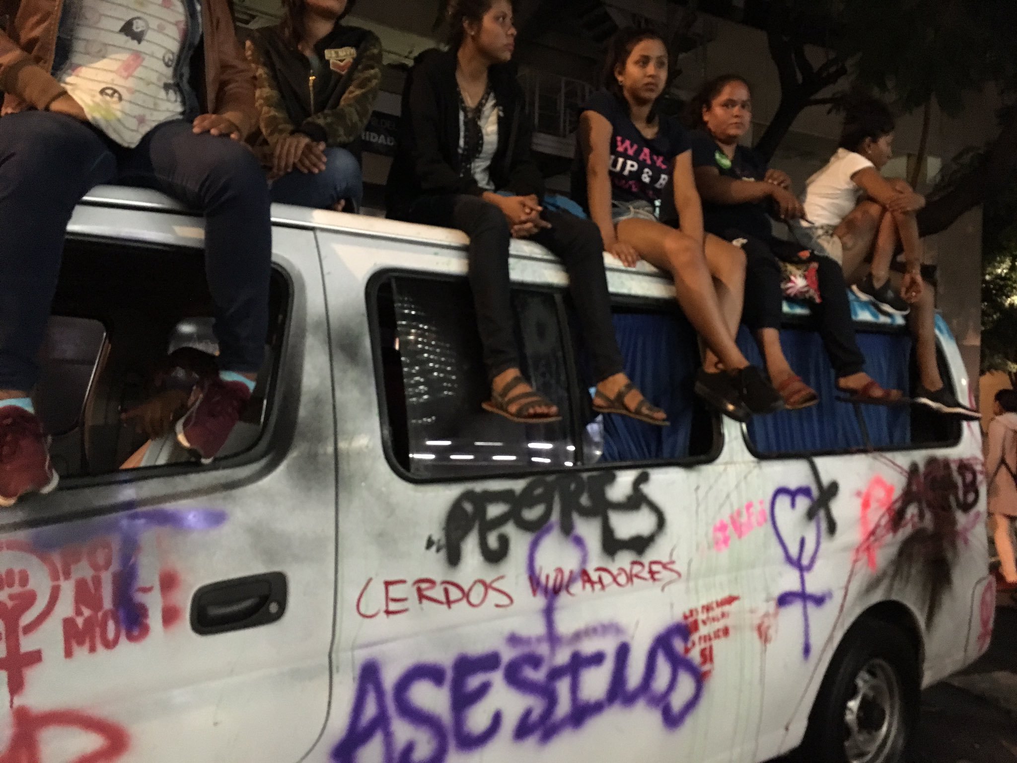 Las mujeres pidieron en casetas dinero para regresar a su comunidad. (Especial)