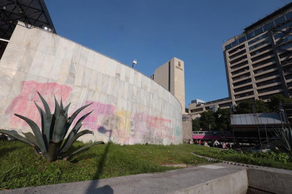Vandalismo en la Glorieta de Insurgentes, durante la marcha contra la violencia de género. | Jesús Quintanar
