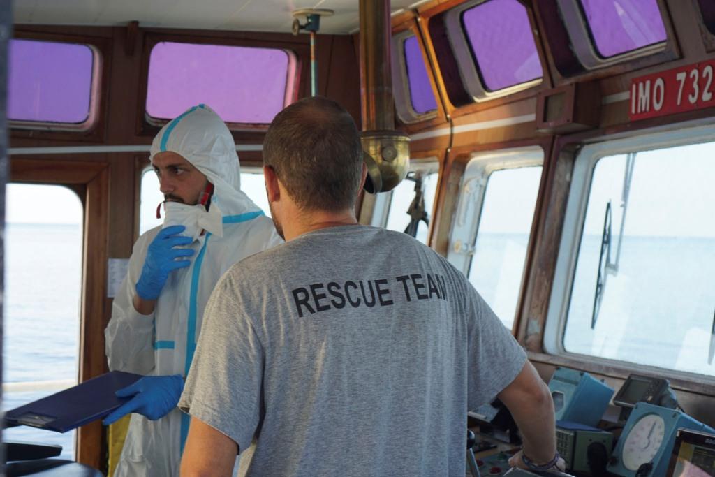 Barco Open Arms rechazó oferta de desembarcar en España. | AP