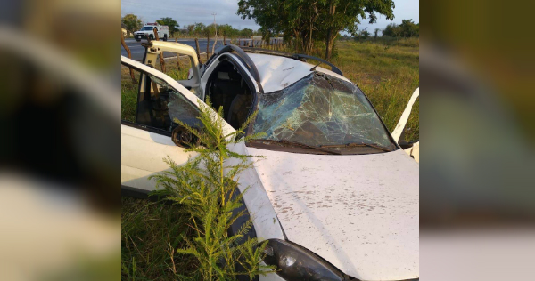 El conductor de un tráiler dormitó, invadió carril e impactó a un vehículo compacto (Foto/CORTESÍA)