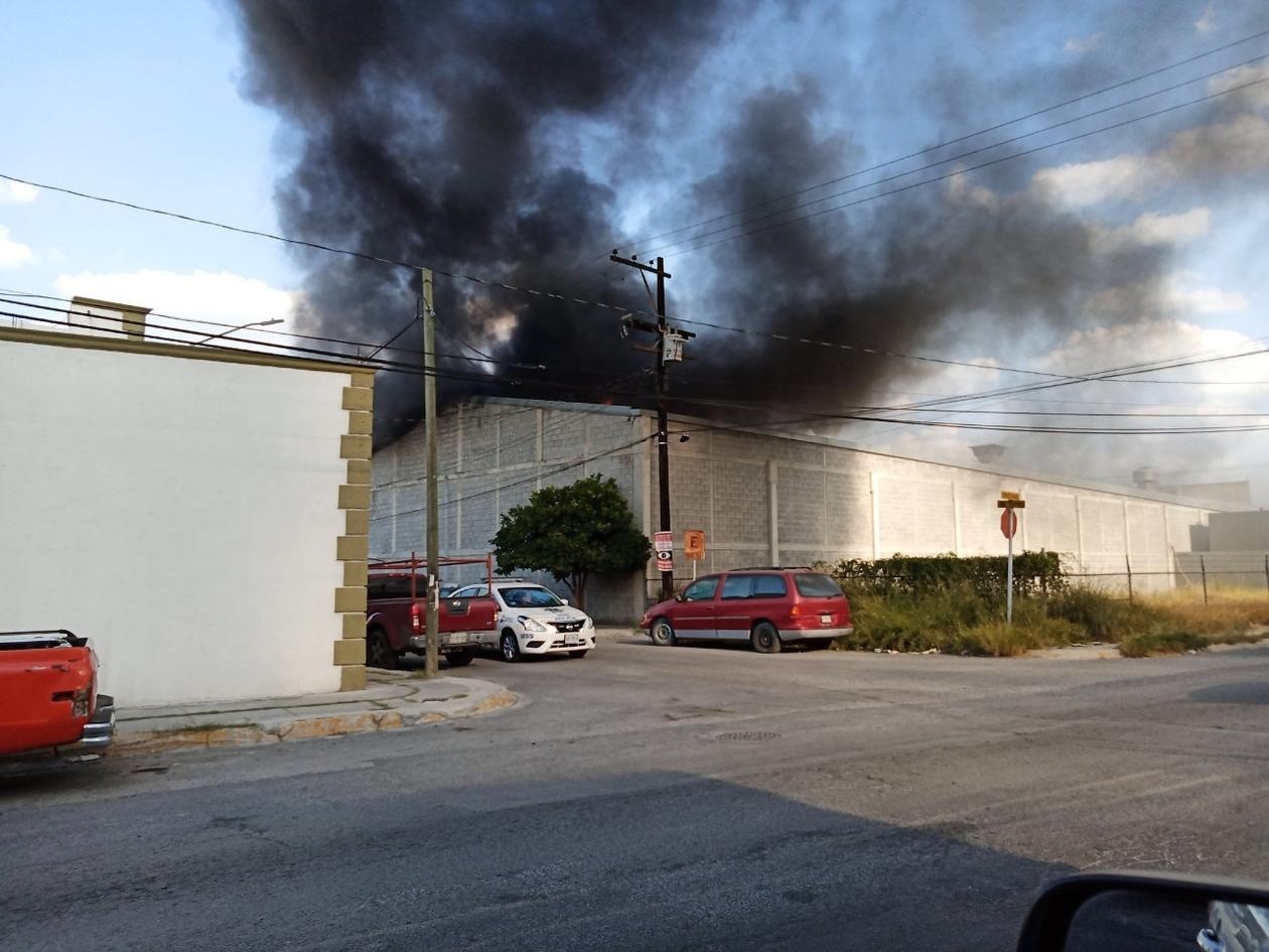 El fuerte incendio se registró en el cruce de la avenida Bonifacio Salinas y Olivos, en San Nicolás. Foto: Especial