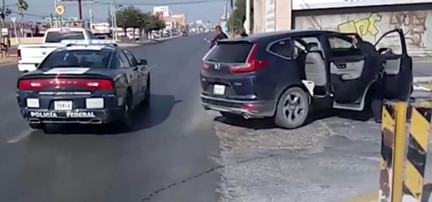 La camioneta fue abandonada por civiles armados.