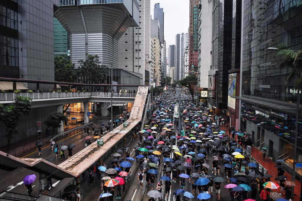 Miles de manifestantes se desplazaron al barrio de Admiralty para extender la protesta (AFP)