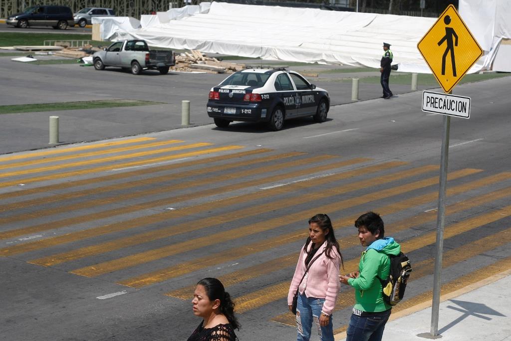 Los transeúntes cruzan las calles entre los coches, arriesgando su integridad.