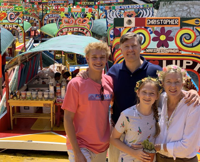 El embajador recorrió Xochimilco acompañado de su familia. (@USAmbMex)