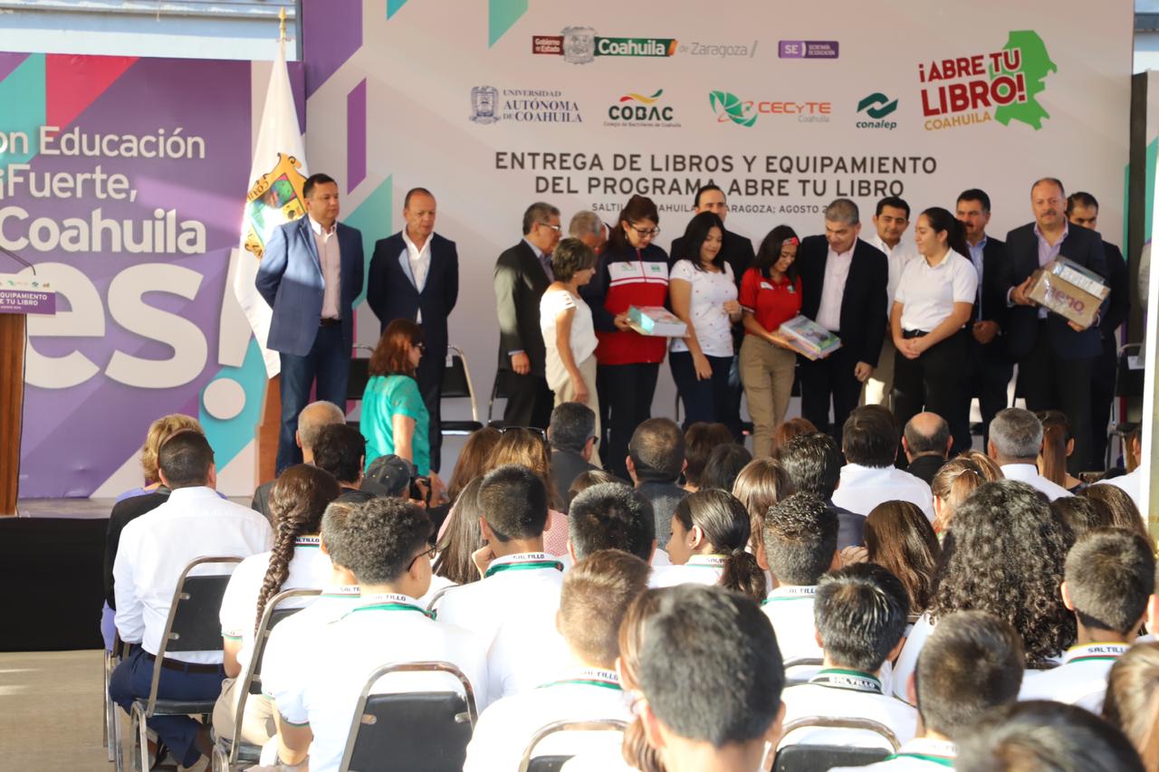 La entrega de útiles a los estudiantes se realizó en la colonia Valle Dorado de Saltillo. (Especial)