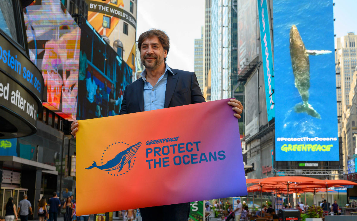 Javier Bardem con cartel de Greenpeace. (AFP)