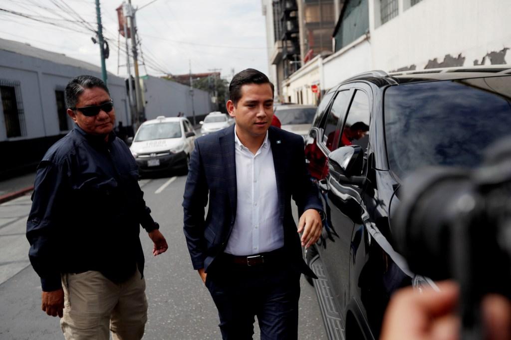 José Manuel Morales, hijo del presidente de Guatemala, saliendo de Tribunal. (EFE)