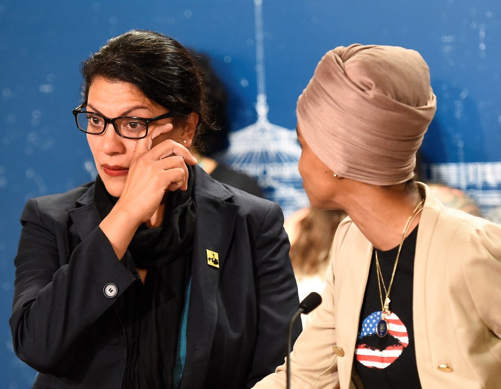 El jueves, Donald Trump aseguró que la única que gana es "su abuela" por que Rashida Tlaib no vaya a verla. (EFE)