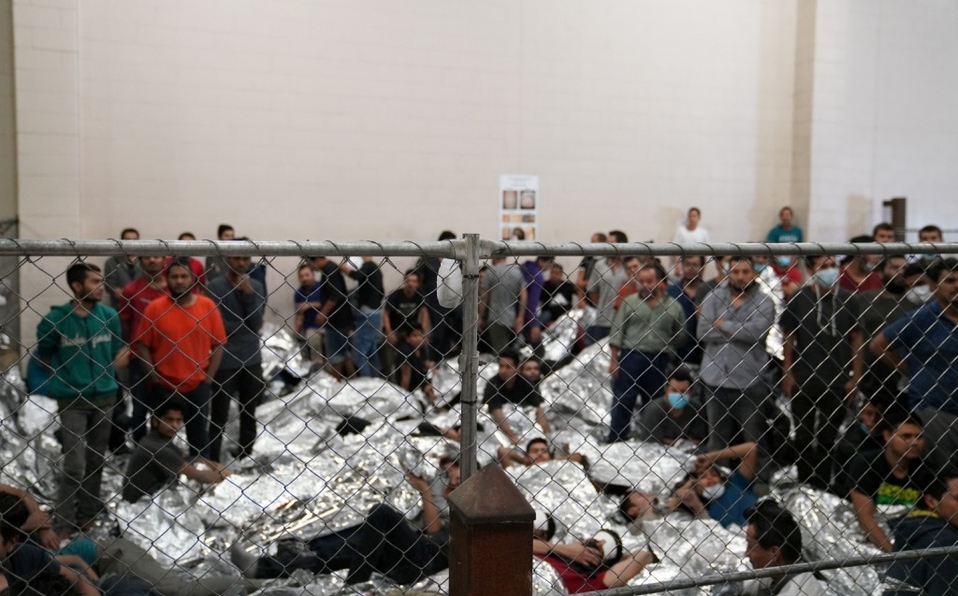 Los migrantes dicen que como castigo los mantienen aislados. (Archivo)