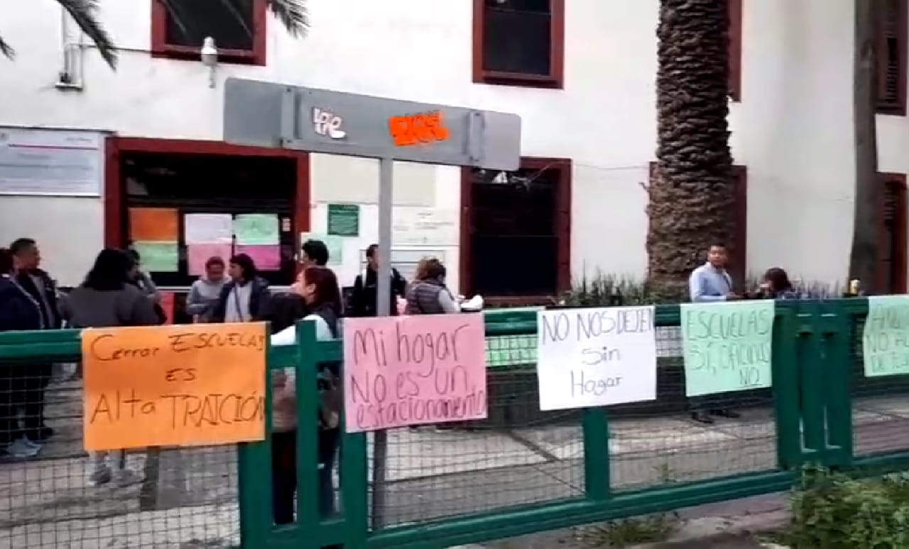 Los manifestantes esperan a las autoridades de la SEP. (César Velázquez)