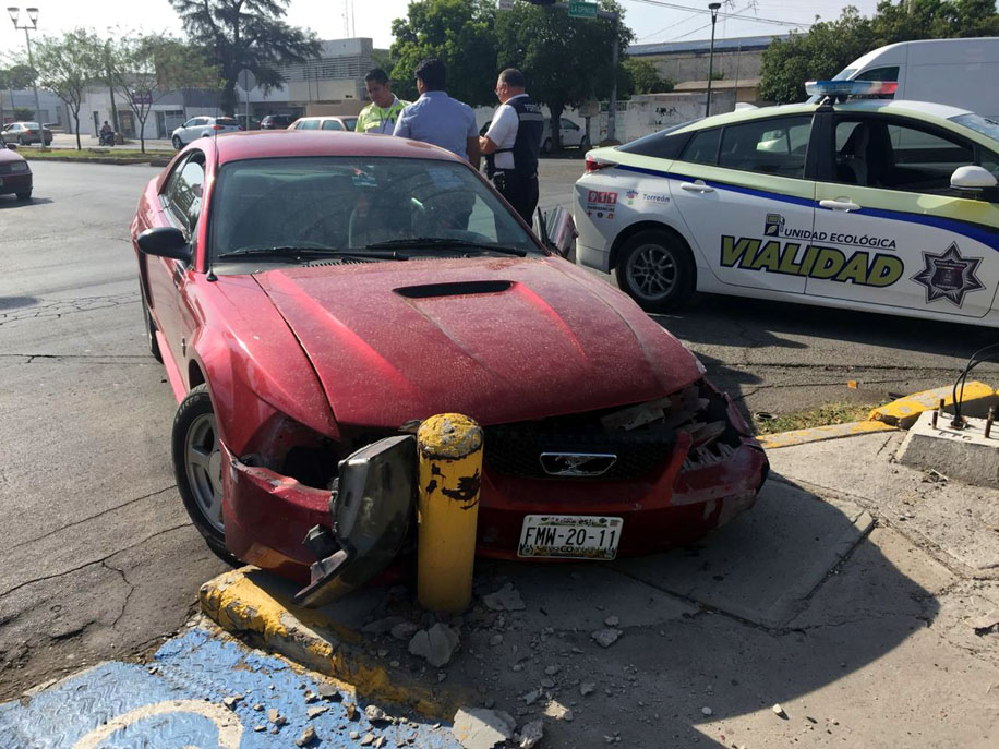 La mujer fue atendida al momento del accidente por los paramédicos de la Cruz Roja. (Especial)