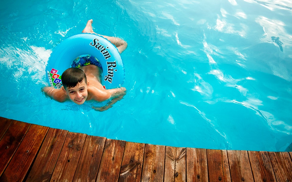 Niños que tienen alguna lesión pueden acudir a terapias acuáticas. (Cortesía Pexels)
