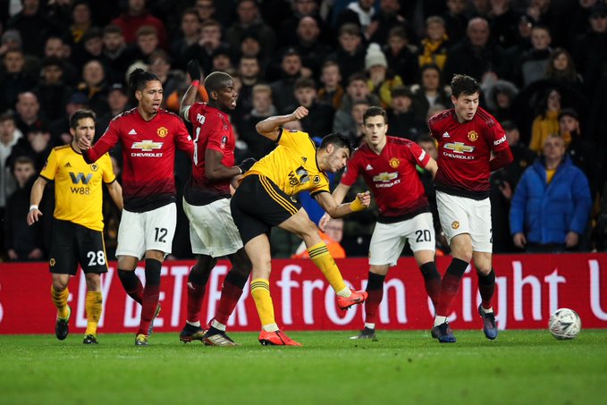 Raúl Jiménez en el último enfrentamiento contra el Manchester United (Twitter: @WolvesEspanol)