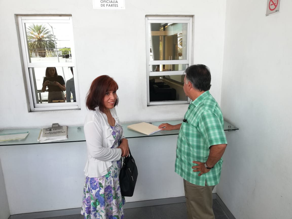 Bertha Puga y Horacio Flores acudieron hoy ante el Tribunal Electoral de Nuevo León con el documento. (Foto: Eduardo Mendieta)