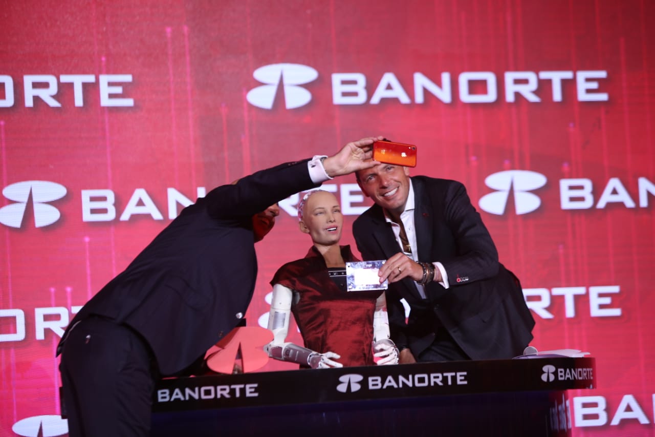 Carlos Hank González, presidente de Banorte y Marcos Ramírez Miguel director general del banco, con Sophia (Juan Carlos Bautista)