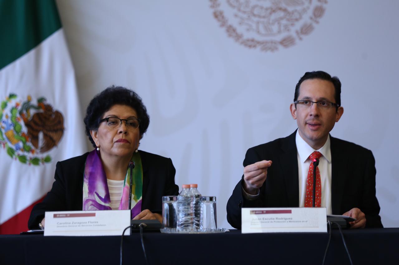 Carolina Zaragoza, directora de Servicios Consulares, y Julián Escutia, director de Protección a Mexicanos en el Exterior. (Nelly Salas)