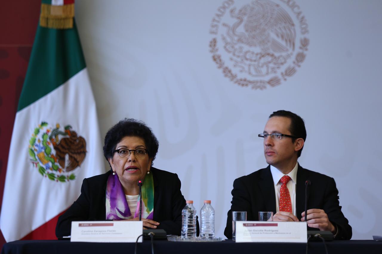 Carolina Zaragoza, directora de Servicios Consulares, y Julián Escutia, director de Protección a Mexicanos en el Exterior. (Nelly Salas)