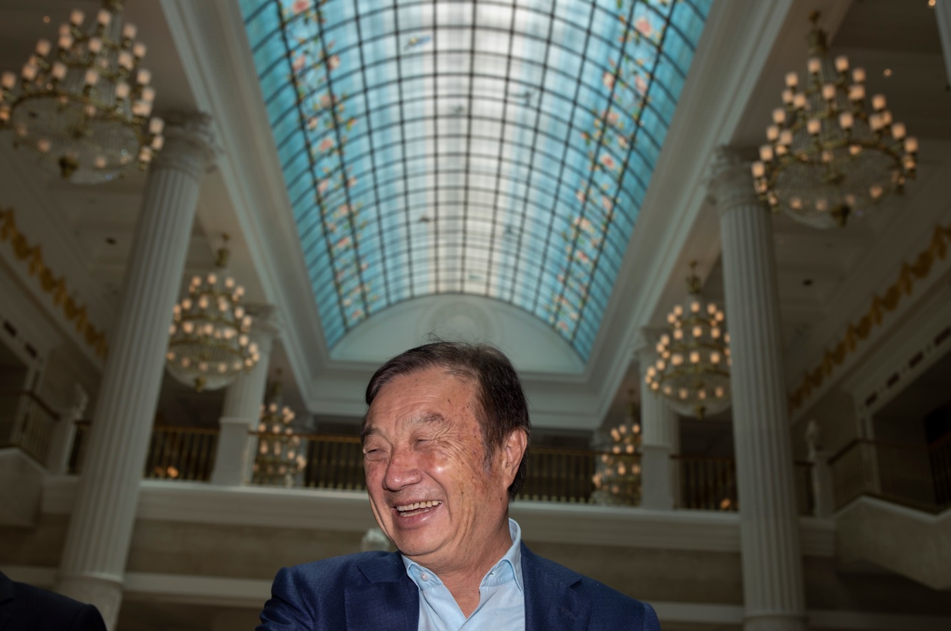 El fundador de Huawei, Ren Zhengfei, durante una entrevista en el campus Huawei, en Shenzhen, (AFP)