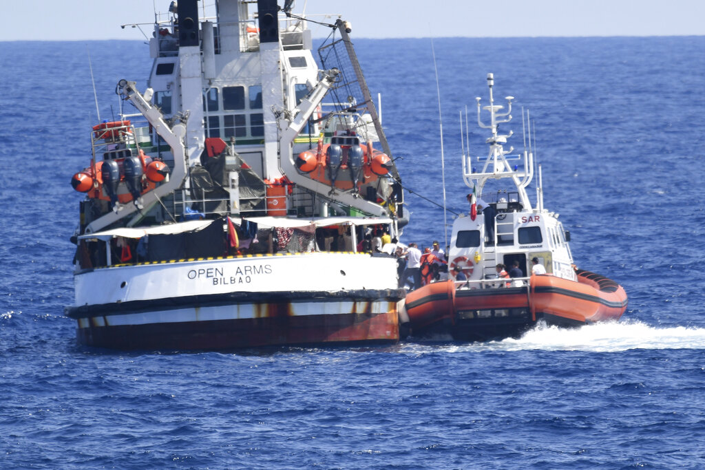 El gobierno español envió este martes un buque militar a Lampedusa para recoger a los migrantes del Open Arms. AP