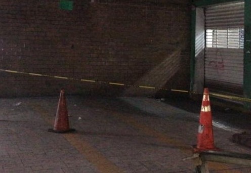 El hombre fue hallado afuera del Mercado Juárez. | César Velázquez