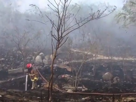 El incendio se reporta en el lecho del río Santa Catarina. Foto: Especial