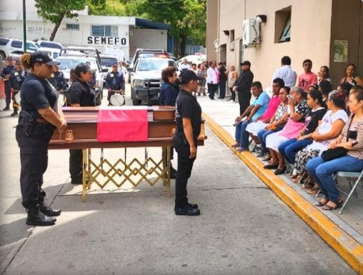 La agente fue despedida con honores. (Javier Trujullo)