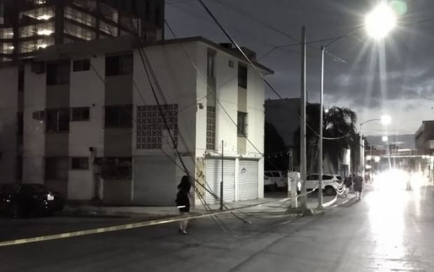 Poste de servicio de telefonía fue derribado por un tráiler en la calle Tecnológico