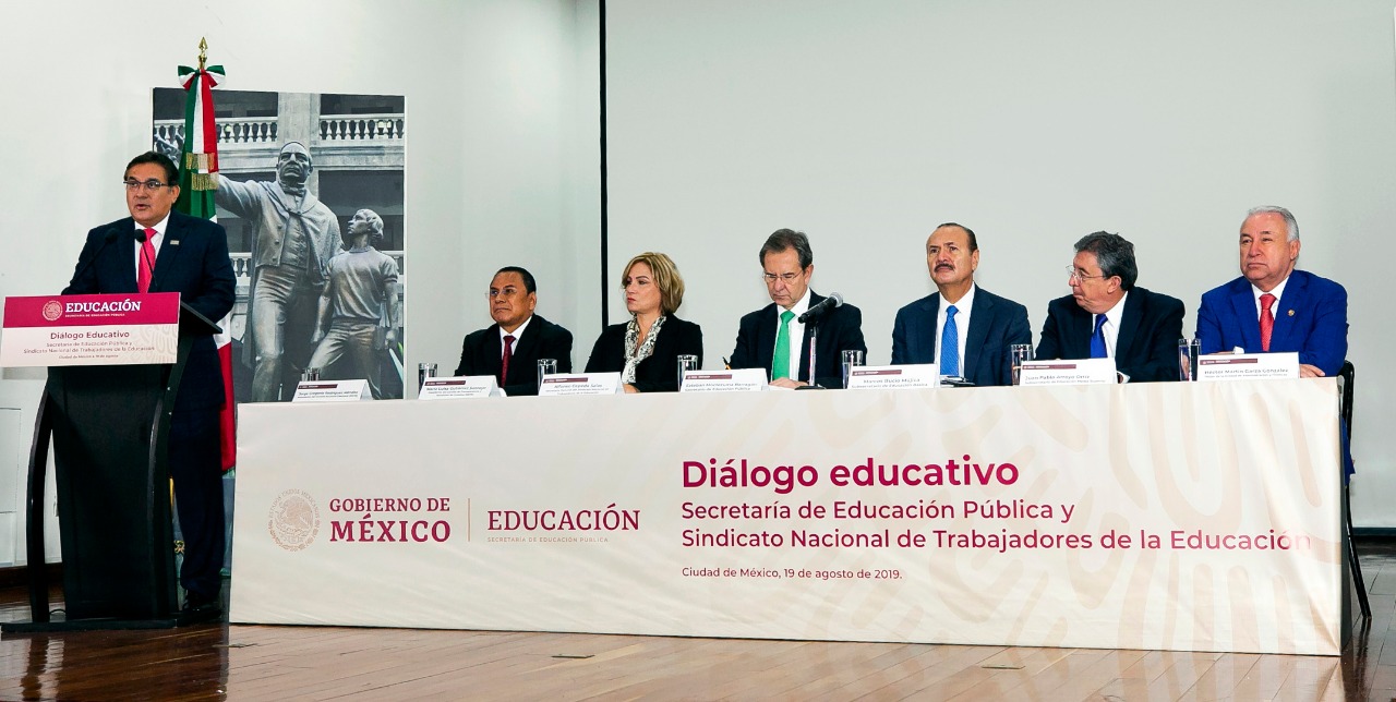 Representantes de la SEP y el SNTE durante su diálogo educativo en la SEP.