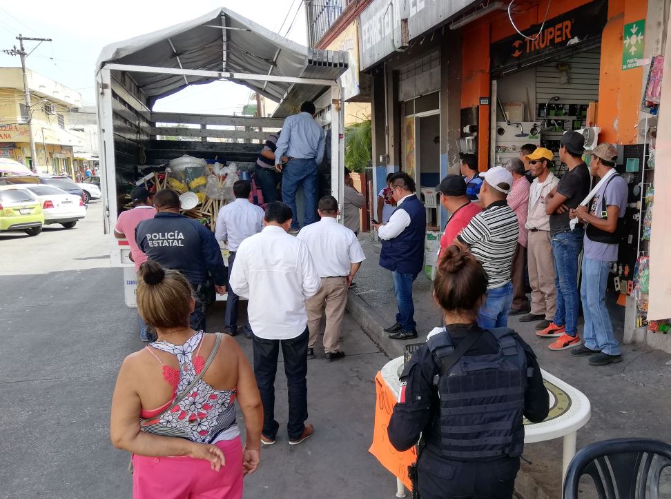 Retiran mercancía de comerciantes que obstruyen calles y banquetas en Ciudad Madero (Foto/Jesús Alberto García)