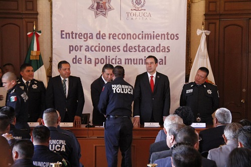 El alcalde presidió la ceremonia de reconocimiento. (Claudia Aguilar)