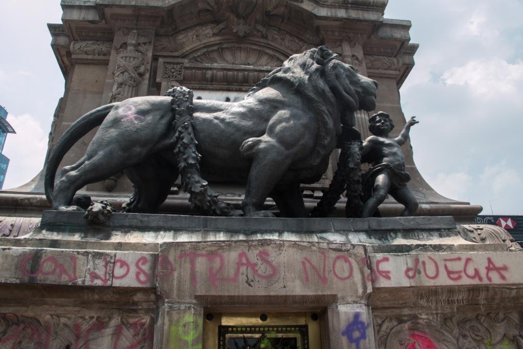 El Ángel de la Independencia sufrió algunas pintas tras la marcha de mujeres del viernes pasado (Cuartoscuro)