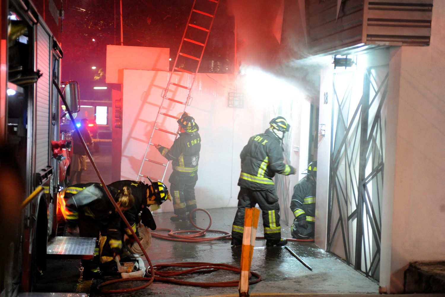 Bomberos no sólo atienden incendios, también apoyan en otras situaciones de emergencia. (Cuartoscuro)