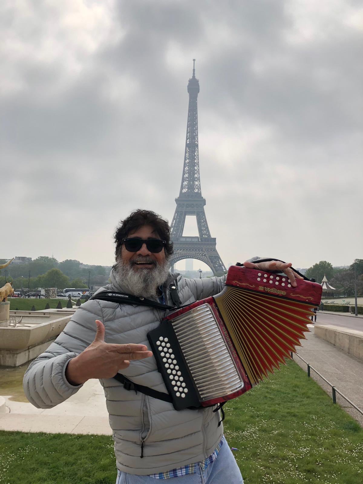 Celso Piña tocó frente a la Torre Eiffel meses antes de su muerte. (Twitter: Celso Piña)